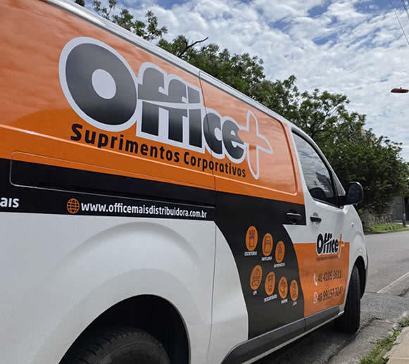 Equipe e operação logística da Office Mais Distribuidora em São José, Santa Catarina